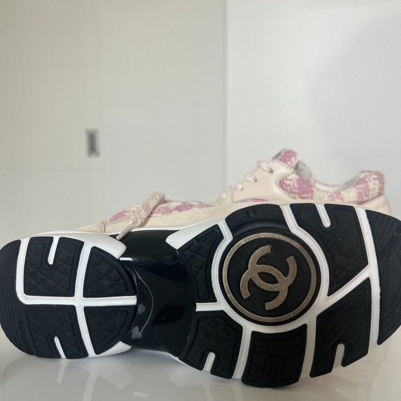 CHANEL 2023 Interlocking CC Logo Sneakers - Picture 4 of 7